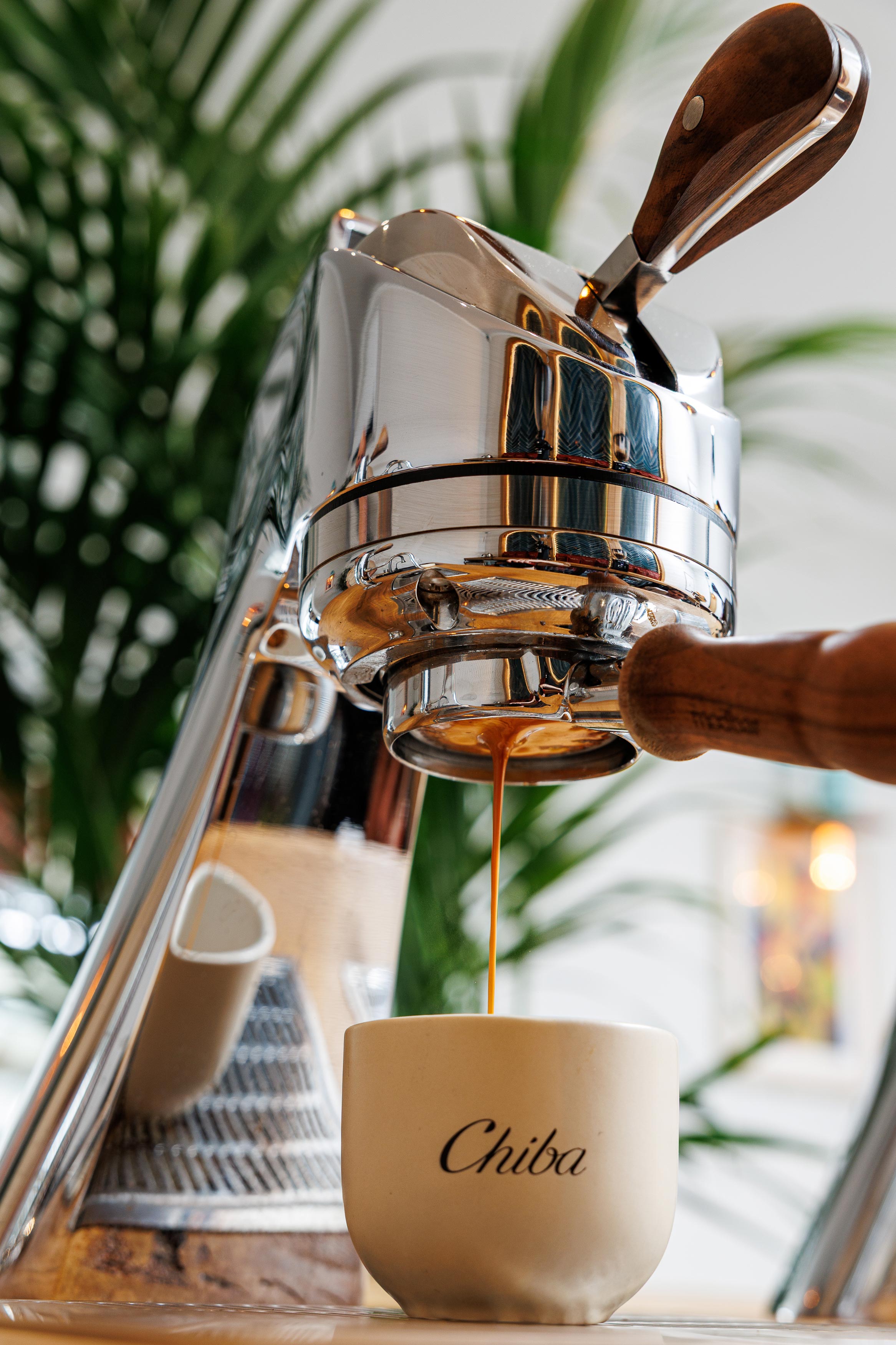 Espressor modern Chiba cu un shot de espresso cu o cafea de specialitate.